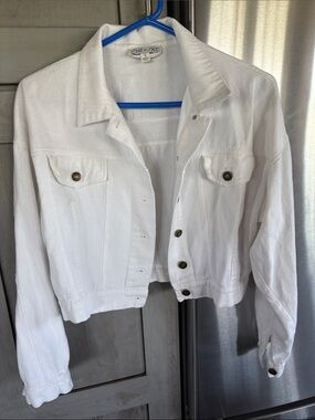 She & Sky light weight cotton Cropped Denim Jacket with Button Front size small
